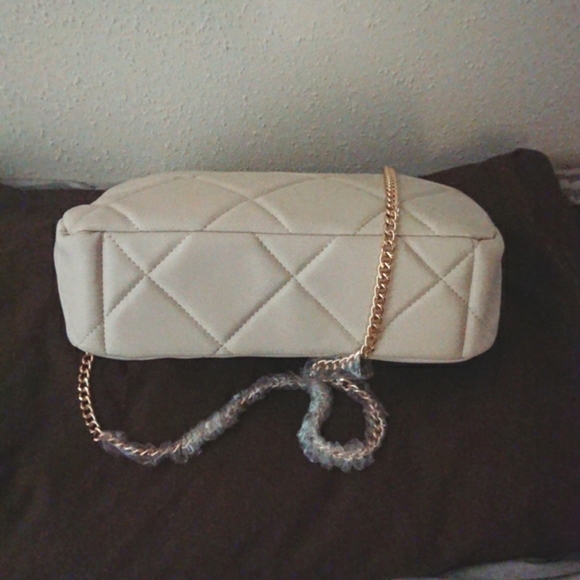 Badgley Mischka Diamond Quilted Med-Large purse, bag, Buttery Soft Vegan Leathe. - Picture 10 of 16